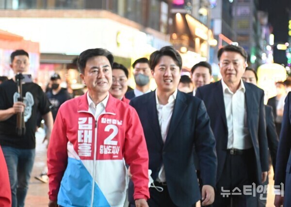 김태흠 국민의힘 충남도지사 후보가 19일 자정 당 지도부와 함께 천안시 서북구 신불당동 젊음의거리 거리인사로 제8회 전국동시지방선거 공식 첫 유세 일정을 시작하고 있다. / 김태흠 힘쎈캠프 제공