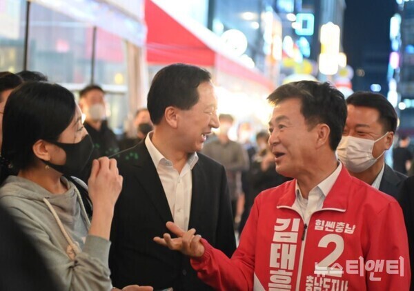 김태흠 국민의힘 충남도지사 후보가 19일 자정 당 지도부와 함께 천안시 서북구 신불당동 젊음의거리 거리인사로 제8회 전국동시지방선거 공식 첫 유세 일정을 시작했다. / 김태흠 힘쎈캠프 제공