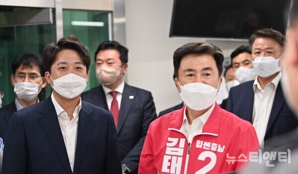 김태흠 국민의힘 충남도지사 후보가 19일 자정 당 지도부와 함께 천안시 서북구 신불당동 젊음의거리 거리인사로 제8회 전국동시지방선거 공식 첫 유세 일정을 시작했다. / 김태흠 힘쎈캠프 제공