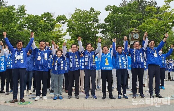 19일 제8회 전국동시지방선거 공식 선거운동이 시작된 가운데, 허태정 대전시장 후보를 비롯한 더불어민주당 대전지역 출마자들이 대전시청 북문 앞 평화의 소녀상 앞에서 필승을 다짐하고 있다. / 뉴스티앤티