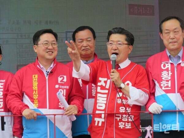 국민의힘 진동규 유성구청장 후보가 공식선거운동 첫날인 19일 오후 3시 30분 유성 5일장에서 열린 첫 유세에서 연설을 하고 있다. / 뉴스티앤티