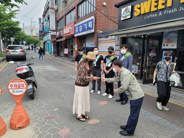 김동석 대전시교육감 후보는 공식선거운동이 시작된 지난 19일 재직 중인 한남대 인근에서 대학생 선거사무원들과 함께 출정식을 갖고 시민들과 만나 인사를 나누고 있다. / 김동석 후보 제공