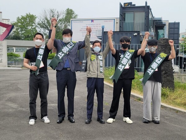 김동석 대전시교육감 후보는 공식선거운동이 시작된 지난 19일 재직 중인 한남대 인근에서 한남대 재학생 9인으로 구성된 선거사무원들과 손을 맞잡고 있다. / 김동석 후보 제공