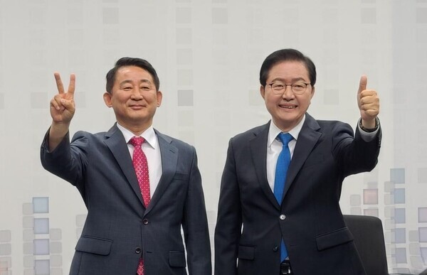 더불어민주당 장종태 대전 서구청장 후보가 국민의힘 서철모 후보가 20일 TV 토론회에서 기념촬영을 하고 있다(사진 왼쪽부터 서철모 후보, 장종태 후보). / 장종태 후보 제공