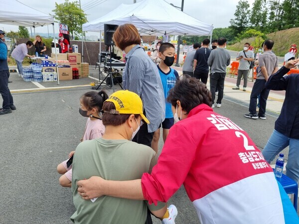 6.1 지방선거가 코앞으로 다가온 가운데 국민의힘 김태흠 충남지사 후보의 배우자 이미숙 씨의 조용한 내조 행보가 눈길을 끌고 있다. / 김태흠 후보 제공