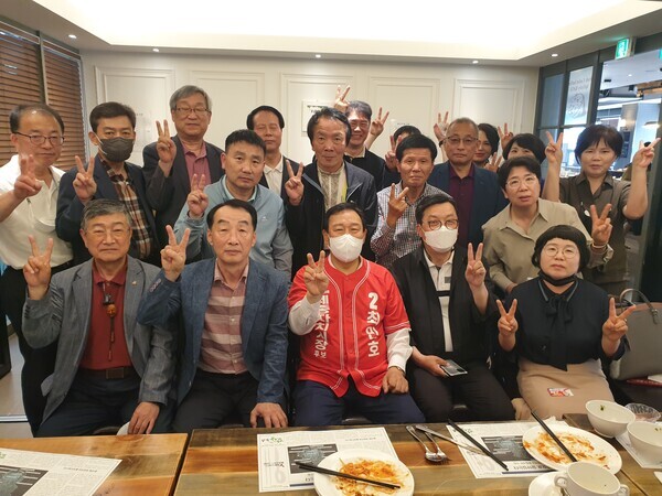 국민의힘 최민호 세종시장 후보는 21일 가로수 빌딩에서 세종시 부동산 업계 대표들과 부동산정책 간담회를 가졌다. / 최민호 후보 제공