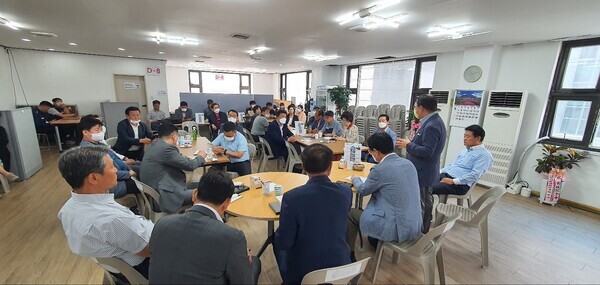 국민의힘 대전시당 대통합위원회는 24일 오전 10시 서철모 서구청장 후보 선거사무소에서 전략회의를 개최한 가운데, 대통합위원회 상임고문을 맡고 있는 박성효 전 대전시장이 6.1 지방선거 필승을 강조하고 있다. / 국민의힘 대전시당 제공