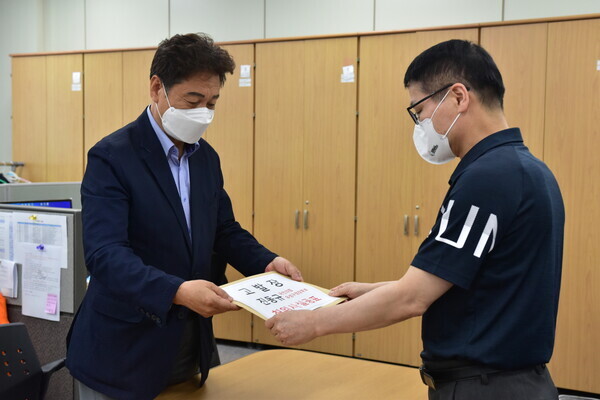 정용래 후보(현 구청장) 캠프 염승철 총괄선대위원장이 24일 국민의힘 진동규 후보의 허위사실을 공표에 대하여 유성구선거관리위원회에 고발장을 접수하고 있다. / 정용래 후보 제공