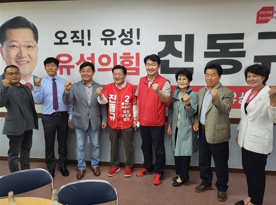 정용기 전 국회의원이 24일 진동규 후보 선거사무소를 방문하여 진동규 후보에게 힘을 실었다. / 진동규 후보 제공