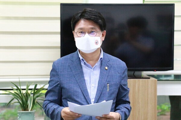 더불어민주당 김경훈 대전 중구청장 후보 선대위원장을 맡고 있는 황운하 국회의원이 25일 대전시의회에서 기자회견을 열고 국민의힘 김광신 후보를 공직선거법 허위사실공표 혐의로 고발할 예정이라 밝혔다.