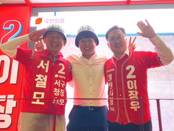 철모를 쓴 국민의힘 이준석 대표가 지난 25일 대전 서구 둔산동 갤러리아타임월드 인근 상가를 순회하며, 서철모 서구청장 후보 지원 유세를 펼치고 있다(사진 왼쪽부터 서철모 서구청장 후보, 이준석 대표, 이장우 대전시장 후보). / 서철모 후보 제공