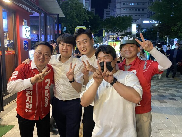 국민의힘 이준석 대표가 지난 25일 대전 서구 둔산동 갤러리아타임월드 인근 상가를 순회하며, 서철모 서구청장 후보 지원 유세를 펼친 가운데, 거리에서 만난 청년들과 기념촬영을 하고 있다. / 서철모 후보 제공