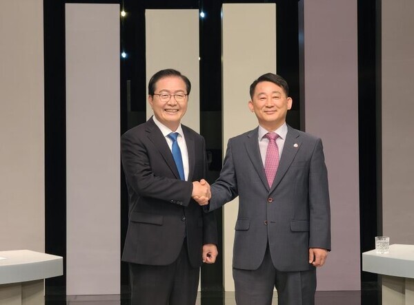 지난 25일 대전MBC 1층 공개홀에서 열린 서구청장 후보 초청토론회에서 더불어민주당 장종태 후보와 국민의힘 서철모 후보가 악수를 나누고 있다. / 장종태 후보 제공