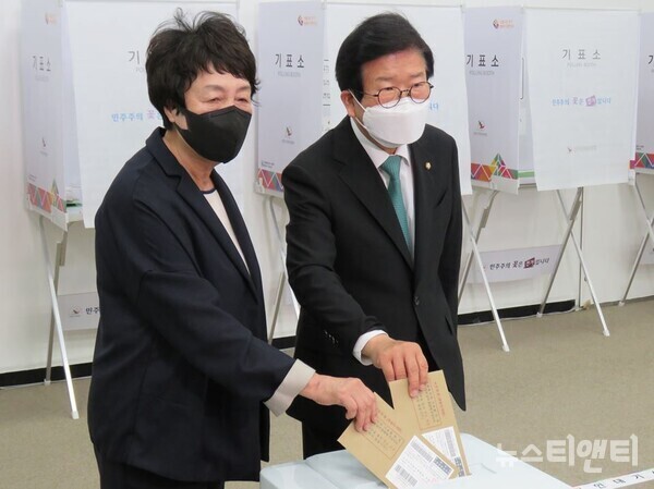 박병석 국회의장(오른쪽)이 부인 한명희 여사(왼쪽)와 함께 27일 오전 9시 30분 대전시청에 마련된 투표소(둔산1동 사전투표소)에서 투표를 하고 있다. / 뉴스티앤티