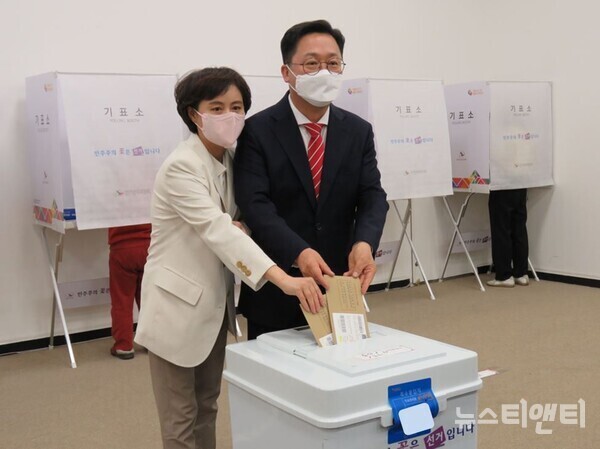 국민의힘 이장우(오른쪽) 대전시장 후보가 27일 오전 10시 30분 대전시청에 마련된 투표소(둔산1동 사전투표소)에서 부인과 함께 나란히 투표를 하고 있다. / 뉴스티앤티