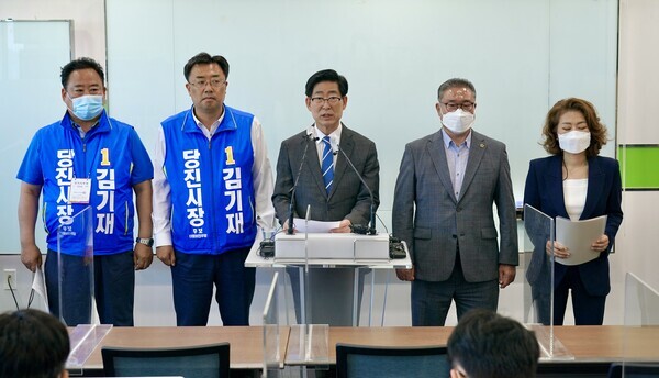 더불어민주당 양승조 충남지사 후보는 지난 26일 오후 2시 30분 당진시청 브리핑실에서 기자회견을 개최하고, 반값전기료 추진을 비롯한 당진지역 공약을 발표했다. / 양승조 후보 제공