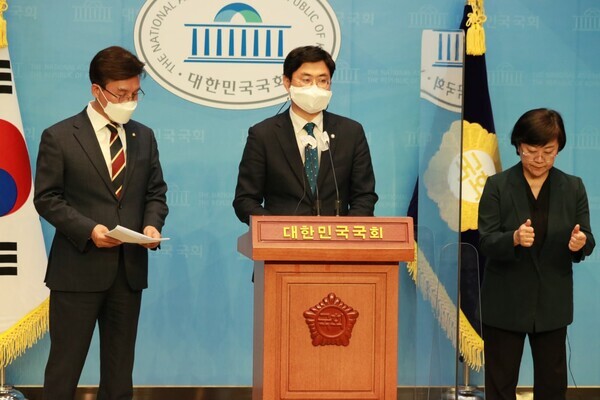 더불어민주당 이정문 충남지사 공동상임선대위원장(충남 천안병 국회의원)이 27일 오후 1시 30분 국회 소통관에서 더불어민주당 김민석 의원과 함께 기자회견을 개최하고, 김태흠 후보 측의 정치공작적 덮어씌우기를 강하게 규탄하고 있다. / 양승조 후보 제공