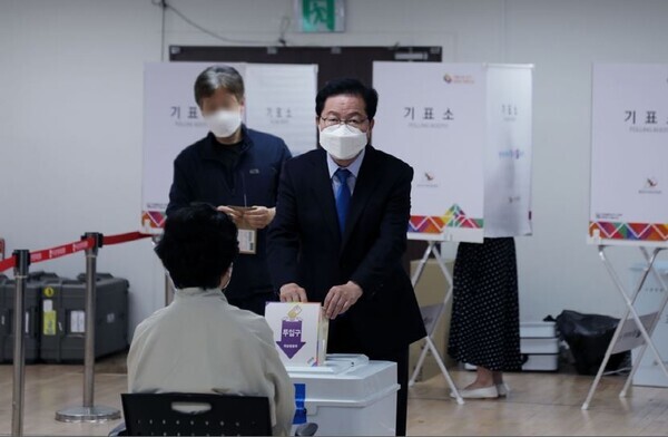 더불어민주당 장종태 대전 서구청장 후보는 제8회 전국동시지방선거 사전투표 첫날인 27일 서구청 지하1층에 있는 둔산2동 사전투표소에서 사전투표를 진행하고 있다. / 장종태 후보 제공