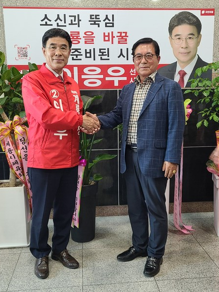 국민의힘 이응우 계룡시장 후보는 국방도시 계룡시가 안보의 중심으로 발전하고 계룡대와의 협력관계와 국방클러스트 도시 건설에 탁월한 역량을 구비한 계룡육사동문회장 김동식 예비역 대령(육사 31기)의 제언을 듣고, 캠프 자문역할을 요청하고 있다. / 이응우 후보 제공