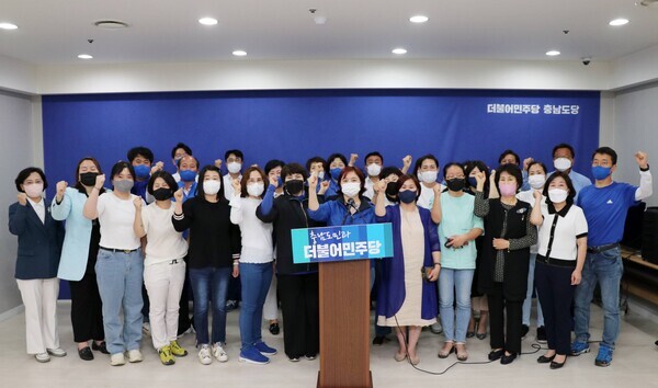 더불어민주당 충남도당 천안 갑을병 상무위원 30여 명이 지난 27일 밤 충남도당 회의실에서 긴급 모임을 갖고, 국민의힘 김태흠 충남지사 후보의 저열한 정치공작을 규탄하는 성명을 발표하고 있다. / 양승조 후보 제공