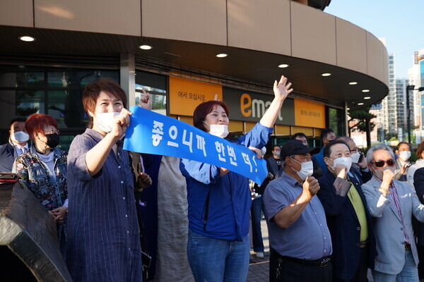 양승조 충남지사 후보를 지지하는 시민과 유권자들의 응원 물결이 높아지고 있는 가운데, 지지자들은 유세현장에서 각기 다양한 문구의 응원 현수막을 내걸고 지지와 성원을 보내고 있다. / 양승조 후보 제공