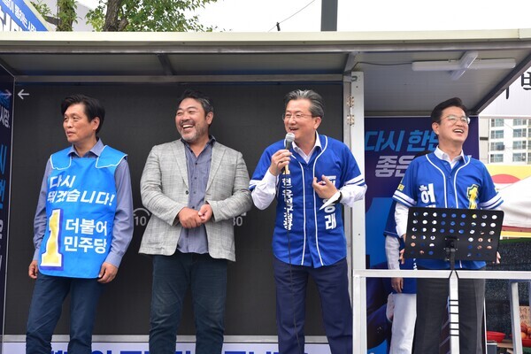 더불어민주당 정용래 유성구청장 후보가 29일 유성시장에서 허태정 대전시장 후보와 합동유세를 진행하고, 오는 6.1 지방선거 지지를 호소하고 있다(사진 왼쪽부터 조승래 국회의원, 이원종 배우, 정용래 유성구청장 후보, 허태정 대전시장 후보). / 정용래 후보 제공