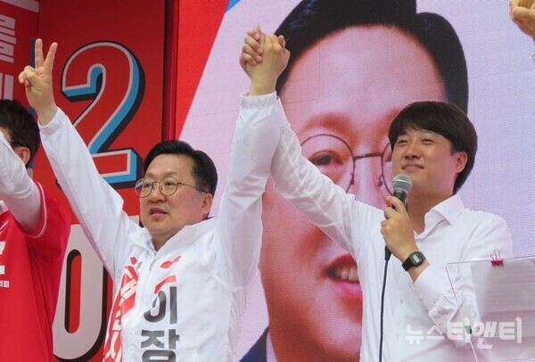 국민의힘 대전지역 후보들이 30일 오전 10시 30분 국민은행 둔산갤러리아지점 앞에서 합동유세를 펼친 가운데 이준석 당 대표가 이장우 대전시장 후보의 손을 맞잡고 지지를 호소하고 있다. / 뉴스티앤티