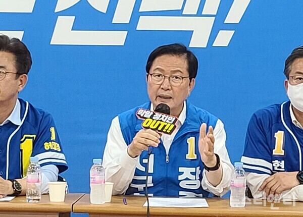 장종태 대전서구청장 후보가 30일 허태정 캠프에서 열린 더불어민주당 대전지역 단체장 후보 공동기자회견에서 ‘청년친화도시 서구’조성 계획을 밝히고 있다. 