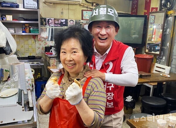 서철모 국민의힘 대전서구청장 후보가 24일 한민시장에서 소상공인 사장님과 유세를 펼치고 있다. / 서철모 후보 캠프 제공