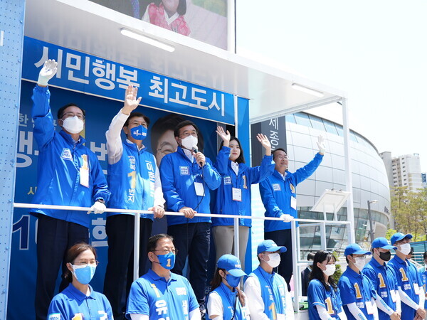 더불어민주당 이춘희 세종시장 후보는 6.1 지방선거 선거일을 하루 앞둔 31일 오전 11시 30분부터 12시 30분까지 약 1시간 동안 공무원과 시민을 대상으로 중앙당의 전폭적인 지원 속에 총력 유세전에 나선 가운데, 윤호중 비상대책위원장이 이춘희 후보 지지를 호소하고 있다. / 이춘희 후보 제공