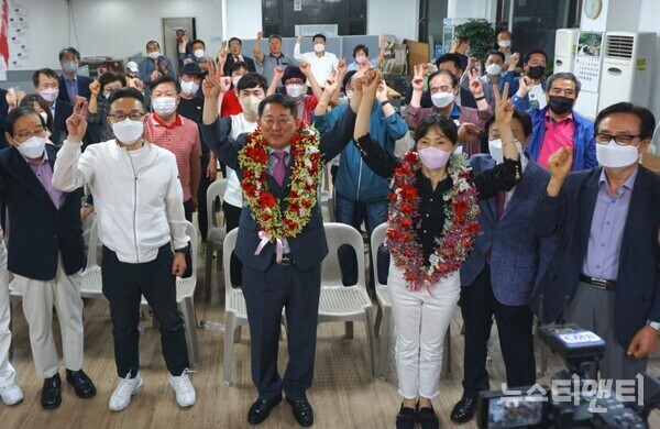 서철모 국민의힘 대전서구청장 후보가 2일 새벽 당선이 확정된 후 지지자들과 환호하며 기념촬영을 하고 있다. / 당선인 캠프 제공