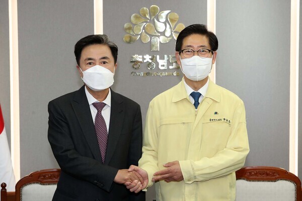 김태흠 충남지사 당선인이 9일 ‘힘쎈 충남 준비위원회’ 출범 기자회견 직전 도청 접견실에서 양승조 지사를 만나 환담을 갖고, 충남 미래 발전을 위해 함께 힘을 모아 나아가기로 뜻을 모았다. / 충남도청 제공