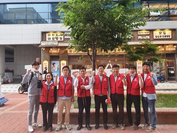국민의힘 천안을 당원협의회는 지난 7일 이정만 당협위원장 및 6.1 지방선거 당선자들과 함께 불당동 상가지역 환경봉사에 나섰다. / 국민의힘 천안을 당원협의회 제공