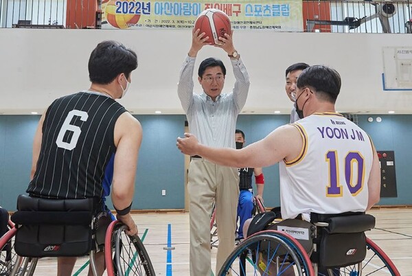 박경귀 아산시장 당선인이 11일 실옥동 아산장애인국민체육센터에서 개최된 ‘2022 충남장애인체육회장배 농구대회’에 참여해 행사 개최를 축하하고 참가 선수들을 응원한 가운데, 점프볼을 진행하고 있다. / 아산시청 제공