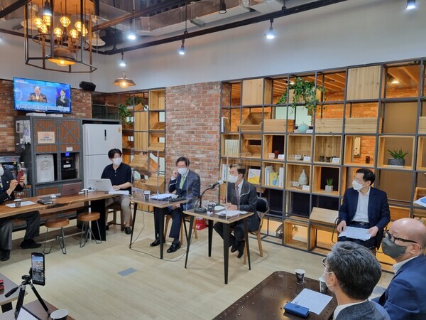 지난 9일 첫 발을 뗀 ‘힘쎈 충남 준비위원회‘는 13일 오전 10시 30분 충남도청 브리핑룸에서 기자간담회를 개최하고 준비위 운영 계획을 발표한 가운데, 김태흠 당선인이 인사말을 하고 있다. / ⓒ 뉴스티앤티