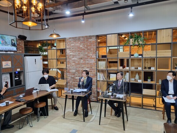 지난 9일 첫 발을 뗀 ‘힘쎈 충남 준비위원회‘는 13일 오전 10시 30분 충남도청 브리핑룸에서 기자간담회를 개최하고 준비위 운영 계획을 발표한 가운데, 김영석 인수위원장이 분과별 업무보고회 등의 일정을 설명하고 있다. / ⓒ 뉴스티앤티