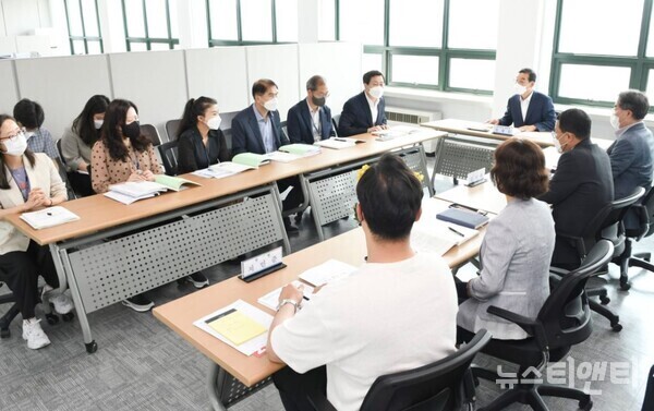 김광신 중구청장 당선인이 기획공보실 업무보고 회의를 주재하고 있다. / 대전 중구 제공