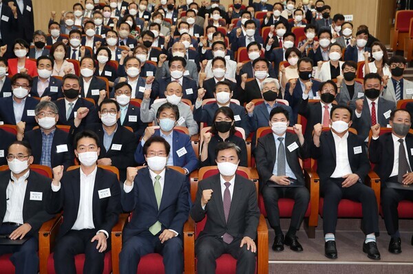 힘쎈 충남 준비위원회는 13일 충남도서관 대강당에서 특별위원회 위원 및 분야별 자문위원 위촉식을 개최했다. / 힘쎈 충남 준비위원회 제공