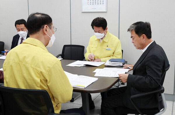 김태흠 충남지사 당선인은 지난 14일 도청 별관 집무실에서 계룡세계군문화엑스포와 2022 보령해양머드박람회 조직위원회로부터 업무보고를 잇따라 받고, 관광 등 지역경제 활성화에 초점을 맞춰 행사를 준비해 줄 것을 주문했다. / 힘쎈 충남 준비위원회 제공