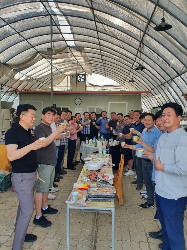 국민의힘 대전시당 대통합위원회가 지난 6일 오후 5시 유성구 현충원로 소재 한 농장에서 남재동 대통합위원장·양홍규 대전시당위원장·박성효 전 대전시장·한현택 전 동구청장을 비롯하여 부위원장 및 청년위원들이 참석한 가운데 해단식을 개최하고, 6.1 지방선거 승리를 자축하는 한편 윤석열 정부의 성공과 대전 발전을 위한 새로운 이름으로 재탄생할 것을 다짐하고 있다.  / 국민의힘 대전시당 대통합위원회 제공