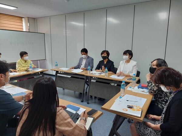 힘쎈 충남 준비위원회는 지난 16일 공주시 가족센터를 방문하여 여성가족부 시범 사업으로 추진 중인 1인 가구 사회안전망 지원 사업 현황을 점검했다. / 힘쎈 충남 준비위원회 제공