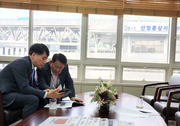 서철모 대전 서구청장 당선인이 24일 세종시 산업통상자원부 청사를 찾아 장영진 제1차관을 접견하고, KT 인재개발원 부지 4차 산업 집적 복합단지 조성과 평촌산업단지 에너지산업융복합단지 지정 등 2건의 지역 현안에 대해 논의하고 있다. / 서철모 당선인 제공