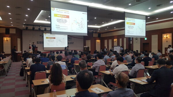 충남지사직 인수위원회인 힘쎈 충남 준비위원회는 21일 천안과 논산에서 지역 발전 전략 마련을 위한 도민 의견 수렴의 장을 펼쳤다. / 힘쎈 충남 준비위원회 제공