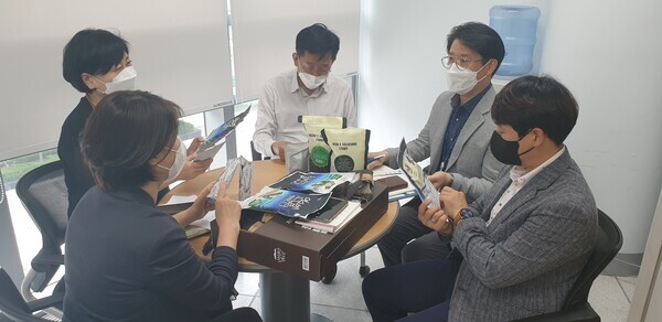 힘쎈 충남 준비위원회는 24일 김태흠 충남지사 당선인의 ‘김산업 진흥구역 지정과 육성’ 공약 구체화 방안 모색을 위해 충남도 담당 부서와 머리를 맞댔다. / 힘쎈 충남 준비위원회 제공