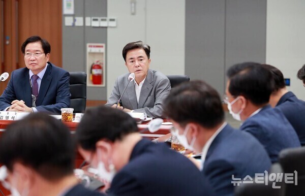 김태흠 충남도지사 당선인이 29일 열린 당선인 최종보고회의를 주재하고 있다. (사진=왼쪽부터 김영석 인수위 위원장, 김태흠 충남도지사 당선인)