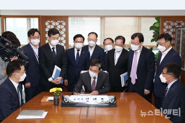 김태흠 충남도지사가 1일 도청 집무실에서 취임 첫 결재로 ‘베이 밸리 메가시티 건설 추진계획' 서류에 서명하고 있다. / 충남도 제공