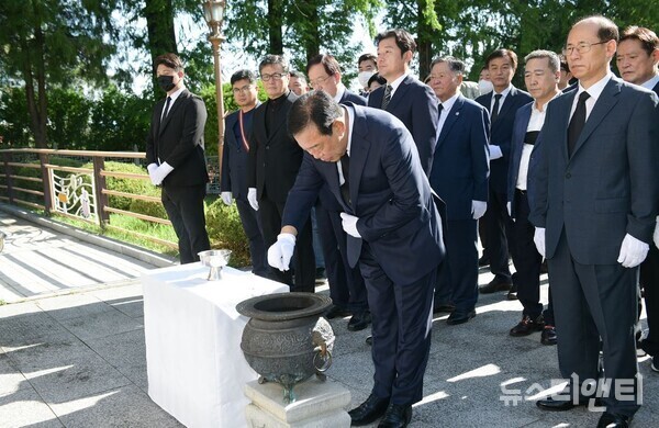 1일 최민호 제4대 세종특별자치시장이 취임한 가운데 첫 일정으로 충령탑을 참배하고 있다. (사진=최민호 시장이 분향하는 모습) / 세종시 제공