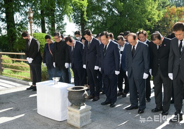 1일 최민호 제4대 세종특별자치시장이 취임한 가운데 첫 일정으로 충령탑을 참배하고 있다. / 세종시 제공