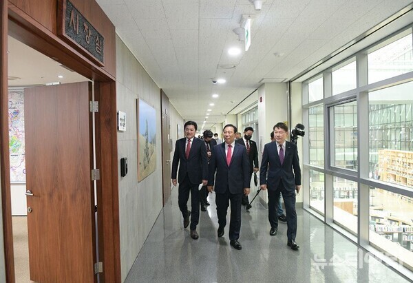 1일 제4대 세종특별자치시장에 취임한 최민호 시장이 충령탑 참배를 마친 후 관계자들과 시장실로 이동하고 있다. / 세종시 제공