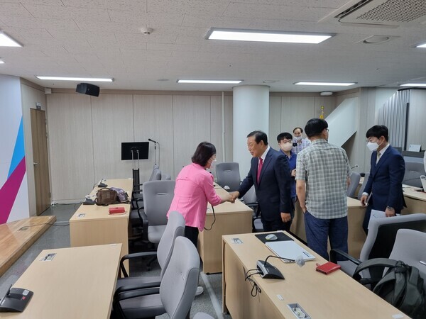 최민호 세종시장이 취임 첫날인 1일 오전 10시 기자실을 방문하여 언론인들과 인사를 나누고 있다. / 뉴스티앤티